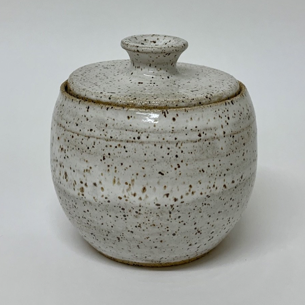 Vessel/container: Oatmeal white vessel – with lid  0021